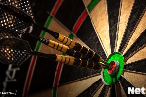 play darts game